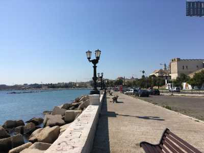 ... parte la serie di iconici lampioni situata sul lungo muretto che separa il marciapiede dal mare